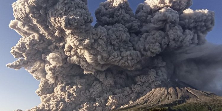 Erupsi Gunung Sinabung Evakuasi 2.451 Warga dari Dua Desa