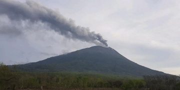 Gunung Ili Lewotolok Meletus Dua Kali dengan Kolom Abu Setinggi 700 Meter