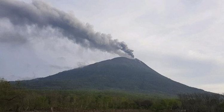 Gunung Ili Lewotolok Meletus Dua Kali dengan Kolom Abu Setinggi 700 Meter