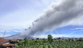 FOTO: Erupsi Gunung Sinabung, Status Ditingkatkan Menjadi Siaga
