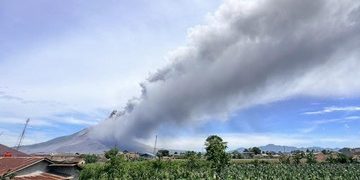 FOTO: Erupsi Gunung Sinabung, Status Ditingkatkan Menjadi Siaga
