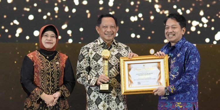 Kemendagri Menangkan Penghargaan BPS karena Optimalisasi Data Statistik