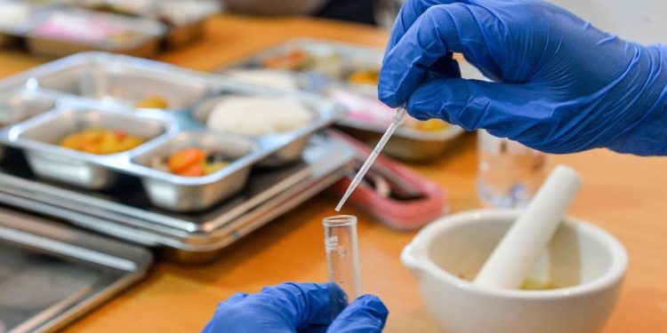 172 Mahasiswa PPDS Unair Terkena Keracunan Massal, Sampel Makanan Diuji di Laboratorium