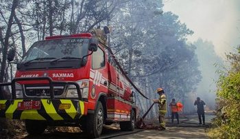 Mobil Pemadam Kebakaran Terbalik di Pangkep Sulsel Mengakibatkan 2 Personel Tewas