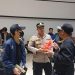 Polri Sambut Penumpang dan Bagikan Snack di Bandara Soekarno-Hatta