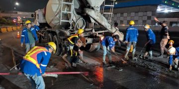 Mobil ASN di Pekalongan Terobos Jalan yang Sedang Diperbaiki Lagi