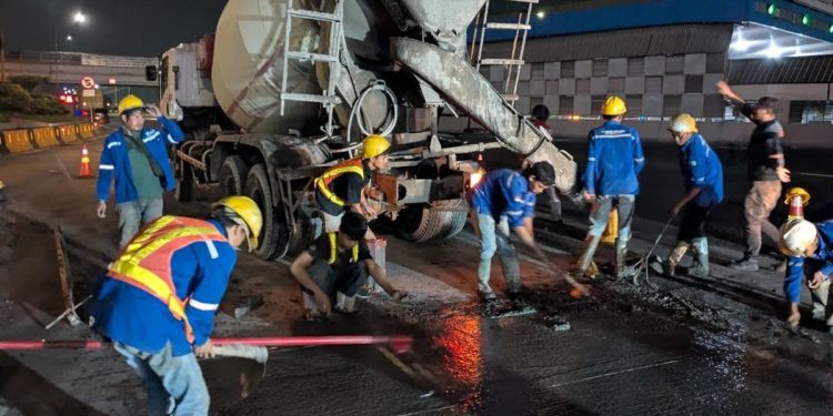 Mobil ASN di Pekalongan Terobos Jalan yang Sedang Diperbaiki Lagi