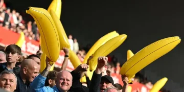Alasan Suporter Bawa Balon Pisang ke Markas Liverpool