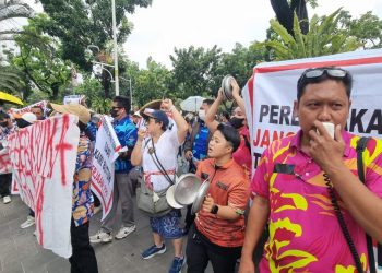 Aksi Karyawan Club de Arjuna Demo di Balai Kota karena Akses Ditutup Ormas
