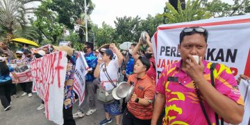 Aksi Karyawan Club de Arjuna Demo di Balai Kota karena Akses Ditutup Ormas
