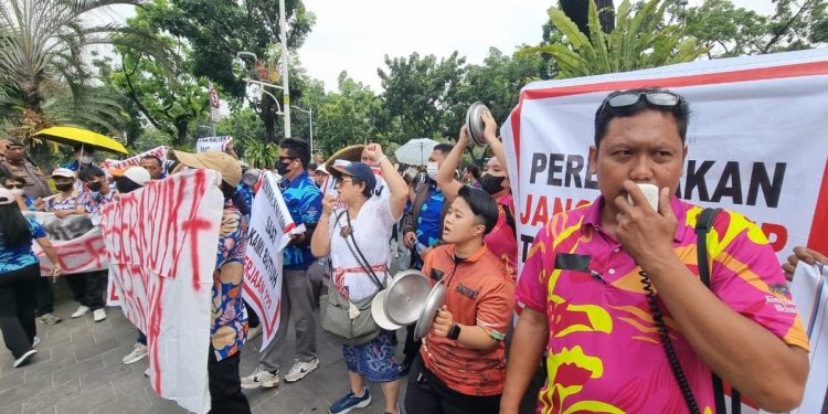 Aksi Karyawan Club de Arjuna Demo di Balai Kota karena Akses Ditutup Ormas