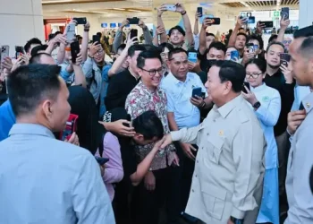 Prabowo Sapa Warga di Stasiun Halim Naik Whoosh dari Cimahi