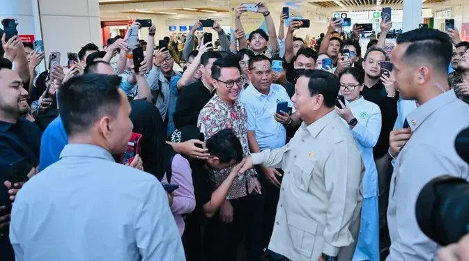 Prabowo Sapa Warga di Stasiun Halim Naik Whoosh dari Cimahi