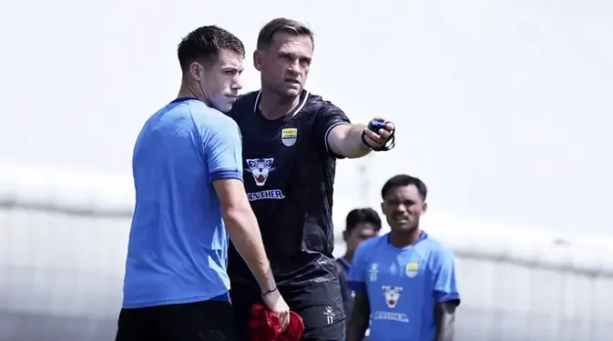Persib Bandung Tenang Menanggapi Klaim Pelatih Cong Viettel