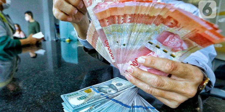 Rupiah Capai 18.184 per Dolar AS, Apakah Pemegang Valas Akan Tukar?