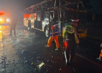 Bus Tunggal Terbakar di Tol Semarang, Tinggal Rangka dalam Sekejap