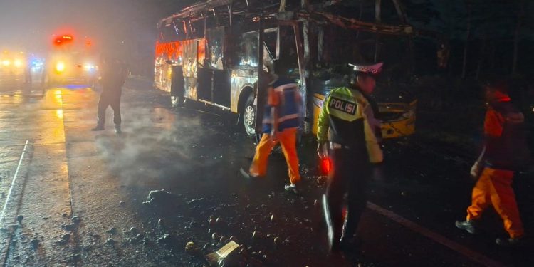 Bus Tunggal Terbakar di Tol Semarang, Tinggal Rangka dalam Sekejap