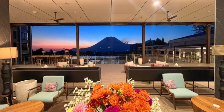 Hotel Gelar Panggung Jazz Pertama di Kaki Gunung Lokon