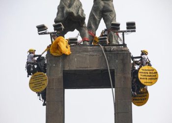 Polda Metro Kembalikan 6 Aktivis Greenpeace yang Pasang Spanduk di Bundaran HI