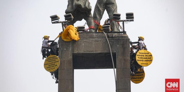 Polda Metro Kembalikan 6 Aktivis Greenpeace yang Pasang Spanduk di Bundaran HI