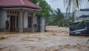 Hujan Deras Mengguyur, Kota Padang Terendam Banjir Bandang