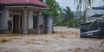 Hujan Deras Mengguyur, Kota Padang Terendam Banjir Bandang