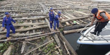 TNI AL Menangkap Dua Kapal yang Selundupkan Delapan Ribu Kayu Ilegal di Pulau Buru