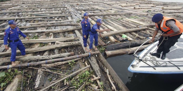 TNI AL Menangkap Dua Kapal yang Selundupkan Delapan Ribu Kayu Ilegal di Pulau Buru