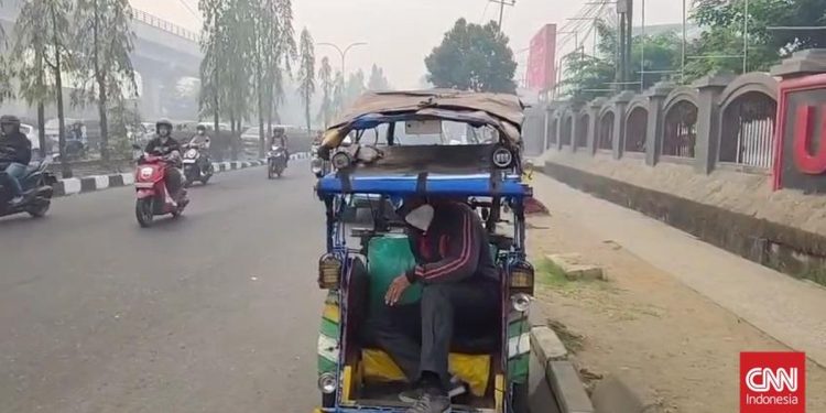 Asap Karhutla Tutupi Jembatan Ampera, Penarik Becak Terpuruk