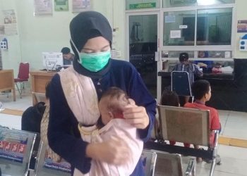 Tangis Bayi Aisya Rebutan Udara Segar di Tengah Asap Pekat Palembang