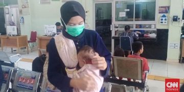 Tangis Bayi Aisya Rebutan Udara Segar di Tengah Asap Pekat Palembang