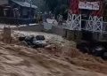 Banjir Bandang di Padang Menggenangi Rumah Warga dalam Detik-detik Penting