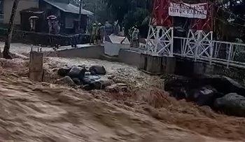 Banjir Bandang di Padang Menggenangi Rumah Warga dalam Detik-detik Penting