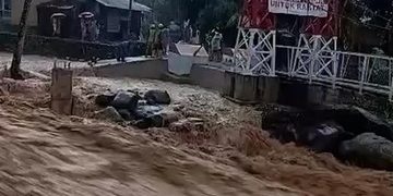 Banjir Bandang di Padang Menggenangi Rumah Warga dalam Detik-detik Penting