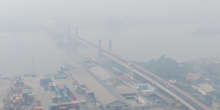 Sesak Bernapas di Palembang Akibat Kualitas Udara Sangat Berbahaya
